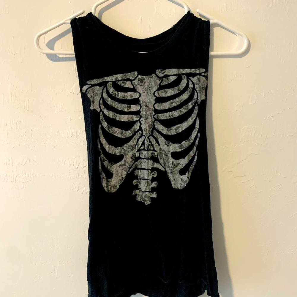 Muscle tee with anatomical skeletal features